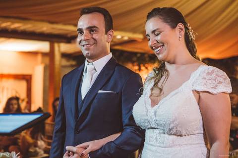 Grande Ville Vuffet, vestido de noiva romantico, vestido de noiva de renda, noiva de renda, casamento rustico, casamento na cidade, casamento romantico, oficializar a união, casamento com filhos, noivo terno azul, terno azul, noivos'