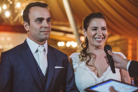 Grande Ville Vuffet, vestido de noiva romantico, vestido de noiva de renda, noiva de renda, casamento rustico, casamento na cidade, casamento romantico, oficializar a união, casamento com filhos, noivo terno azul, terno azul, noivos'