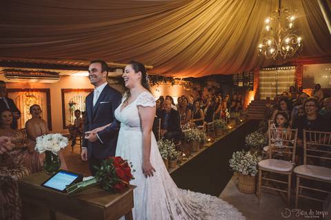 Grande Ville Vuffet, vestido de noiva romantico, vestido de noiva de renda, noiva de renda, casamento rustico, casamento na cidade, casamento romantico, oficializar a união, casamento com filhos, noivo terno azul, terno azul, noivos'