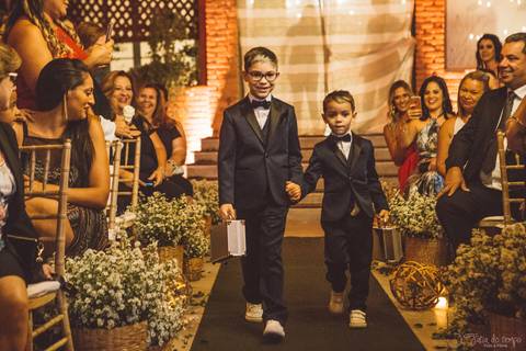 Grande Ville Vuffet, vestido de noiva romantico, vestido de noiva de renda, noiva de renda, casamento rustico, casamento na cidade, casamento romantico, oficializar a união, casamento com filhos, noivo terno azul, terno azul, noivos'