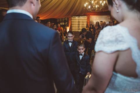 Grande Ville Vuffet, vestido de noiva romantico, vestido de noiva de renda, noiva de renda, casamento rustico, casamento na cidade, casamento romantico, oficializar a união, casamento com filhos, noivo terno azul, terno azul, noivos'