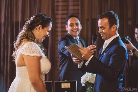 Grande Ville Vuffet, vestido de noiva romantico, vestido de noiva de renda, noiva de renda, casamento rustico, casamento na cidade, casamento romantico, oficializar a união, casamento com filhos, noivo terno azul, terno azul, noivos'