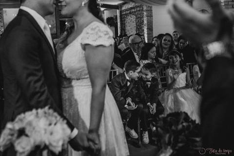 Grande Ville Vuffet, vestido de noiva romantico, vestido de noiva de renda, noiva de renda, casamento rustico, casamento na cidade, casamento romantico, oficializar a união, casamento com filhos, noivo terno azul, terno azul, noivos'