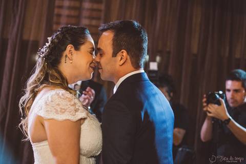 Grande Ville Vuffet, vestido de noiva romantico, vestido de noiva de renda, noiva de renda, casamento rustico, casamento na cidade, casamento romantico, oficializar a união, casamento com filhos, noivo terno azul, terno azul, noivos'