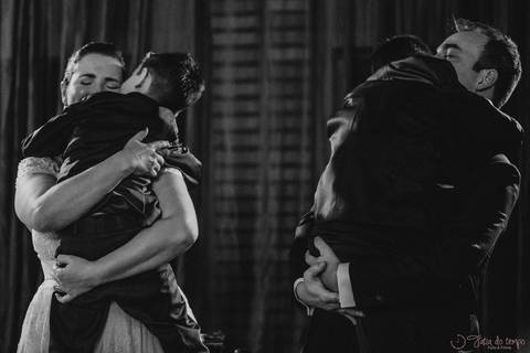 Grande Ville Vuffet, vestido de noiva romantico, vestido de noiva de renda, noiva de renda, casamento rustico, casamento na cidade, casamento romantico, oficializar a união, casamento com filhos, noivo terno azul, terno azul, noivos'