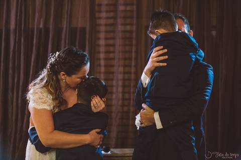 Grande Ville Vuffet, vestido de noiva romantico, vestido de noiva de renda, noiva de renda, casamento rustico, casamento na cidade, casamento romantico, oficializar a união, casamento com filhos, noivo terno azul, terno azul, noivos'