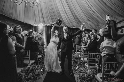 Grande Ville Vuffet, vestido de noiva romantico, vestido de noiva de renda, noiva de renda, casamento rustico, casamento na cidade, casamento romantico, oficializar a união, casamento com filhos, noivo terno azul, terno azul, noivos'