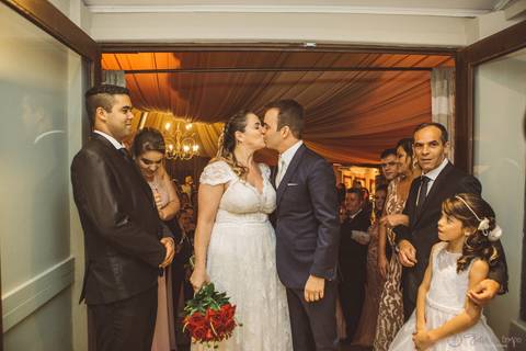 Grande Ville Vuffet, vestido de noiva romantico, vestido de noiva de renda, noiva de renda, casamento rustico, casamento na cidade, casamento romantico, oficializar a união, casamento com filhos, noivo terno azul, terno azul, noivos'