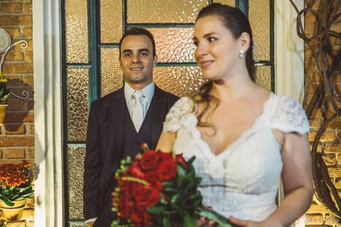 Grande Ville Vuffet, vestido de noiva romantico, vestido de noiva de renda, noiva de renda, casamento rustico, casamento na cidade, casamento romantico, oficializar a união, casamento com filhos, noivo terno azul, terno azul, noivos'