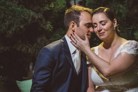 Grande Ville Vuffet, vestido de noiva romantico, vestido de noiva de renda, noiva de renda, casamento rustico, casamento na cidade, casamento romantico, oficializar a união, casamento com filhos, noivo terno azul, terno azul, noivos'