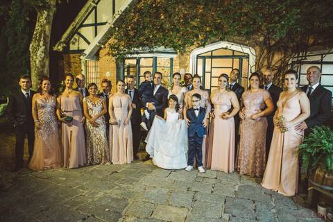 Grande Ville Vuffet, vestido de noiva romantico, vestido de noiva de renda, noiva de renda, casamento rustico, casamento na cidade, casamento romantico, oficializar a união, casamento com filhos, noivo terno azul, terno azul, noivos'