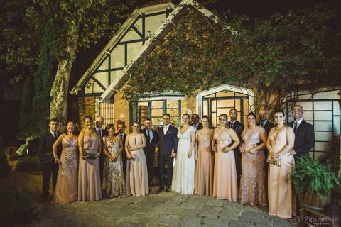 Grande Ville Vuffet, vestido de noiva romantico, vestido de noiva de renda, noiva de renda, casamento rustico, casamento na cidade, casamento romantico, oficializar a união, casamento com filhos, noivo terno azul, terno azul, noivos'