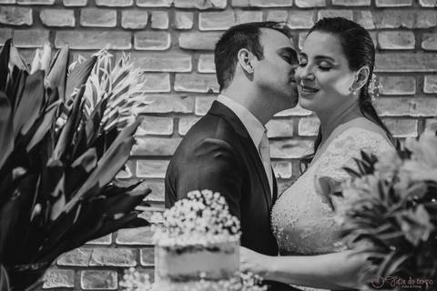 Grande Ville Vuffet, vestido de noiva romantico, vestido de noiva de renda, noiva de renda, casamento rustico, casamento na cidade, casamento romantico, oficializar a união, casamento com filhos, noivo terno azul, terno azul, noivos'