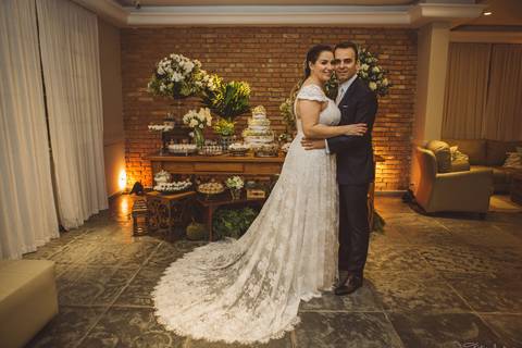 Grande Ville Vuffet, vestido de noiva romantico, vestido de noiva de renda, noiva de renda, casamento rustico, casamento na cidade, casamento romantico, oficializar a união, casamento com filhos, noivo terno azul, terno azul, noivos'