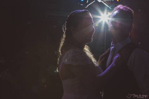 Grande Ville Vuffet, vestido de noiva romantico, vestido de noiva de renda, noiva de renda, casamento rustico, casamento na cidade, casamento romantico, oficializar a união, casamento com filhos, noivo terno azul, terno azul, noivos'