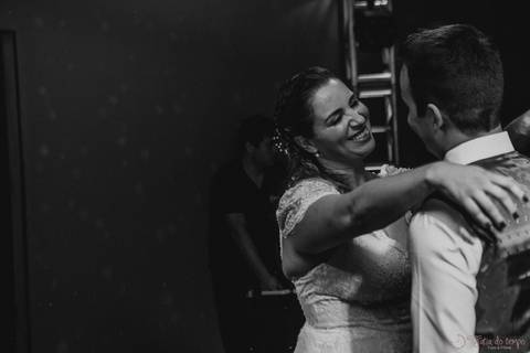 Grande Ville Vuffet, vestido de noiva romantico, vestido de noiva de renda, noiva de renda, casamento rustico, casamento na cidade, casamento romantico, oficializar a união, casamento com filhos, noivo terno azul, terno azul, noivos'