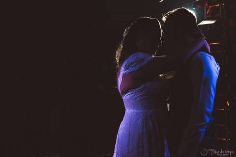 Grande Ville Vuffet, vestido de noiva romantico, vestido de noiva de renda, noiva de renda, casamento rustico, casamento na cidade, casamento romantico, oficializar a união, casamento com filhos, noivo terno azul, terno azul, noivos'