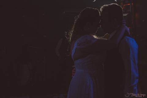 Grande Ville Vuffet, vestido de noiva romantico, vestido de noiva de renda, noiva de renda, casamento rustico, casamento na cidade, casamento romantico, oficializar a união, casamento com filhos, noivo terno azul, terno azul, noivos, festa de casamento'