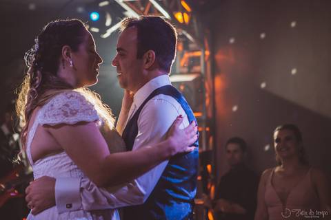 Grande Ville Vuffet, vestido de noiva romantico, vestido de noiva de renda, noiva de renda, casamento rustico, casamento na cidade, casamento romantico, oficializar a união, casamento com filhos, noivo terno azul, terno azul, noivos, festa de casamento'