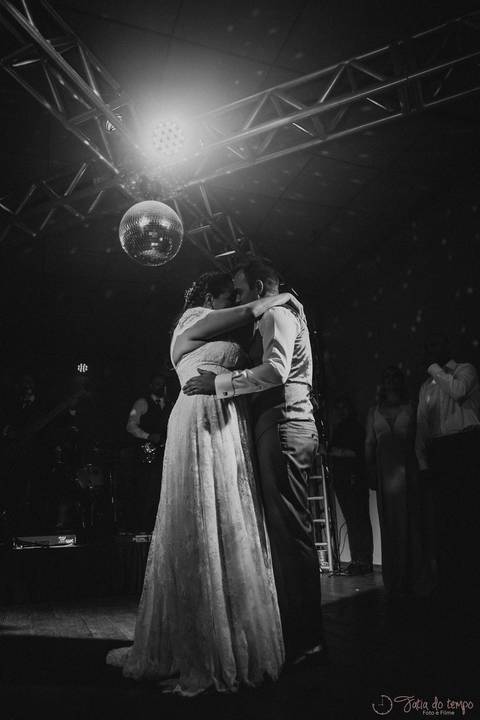 Grande Ville Vuffet, vestido de noiva romantico, vestido de noiva de renda, noiva de renda, casamento rustico, casamento na cidade, casamento romantico, oficializar a união, casamento com filhos, noivo terno azul, terno azul, noivos'