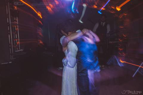 Grande Ville Vuffet, vestido de noiva romantico, vestido de noiva de renda, noiva de renda, casamento rustico, casamento na cidade, casamento romantico, oficializar a união, casamento com filhos, noivo terno azul, terno azul, noivos'