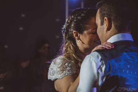 Grande Ville Vuffet, vestido de noiva romantico, vestido de noiva de renda, noiva de renda, casamento rustico, casamento na cidade, casamento romantico, oficializar a união, casamento com filhos, noivo terno azul, terno azul, noivos'