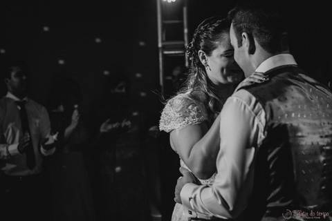 Grande Ville Vuffet, vestido de noiva romantico, vestido de noiva de renda, noiva de renda, casamento rustico, casamento na cidade, casamento romantico, oficializar a união, casamento com filhos, noivo terno azul, terno azul, noivos'