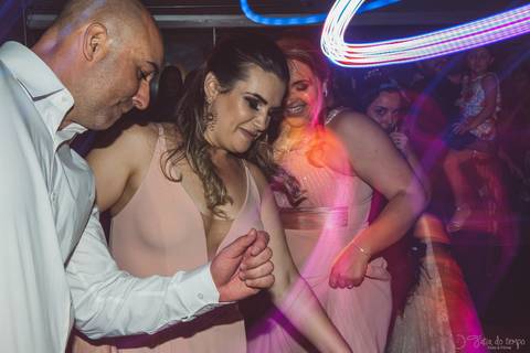 Grande Ville Vuffet, vestido de noiva romantico, vestido de noiva de renda, noiva de renda, casamento rustico, casamento na cidade, casamento romantico, oficializar a união, casamento com filhos, noivo terno azul, terno azul, noivos'