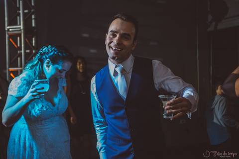 Grande Ville Vuffet, vestido de noiva romantico, vestido de noiva de renda, noiva de renda, casamento rustico, casamento na cidade, casamento romantico, oficializar a união, casamento com filhos, noivo terno azul, terno azul, noivos'