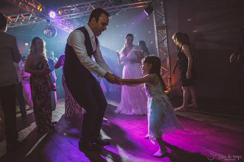 Grande Ville Vuffet, vestido de noiva romantico, vestido de noiva de renda, noiva de renda, casamento rustico, casamento na cidade, casamento romantico, oficializar a união, casamento com filhos, noivo terno azul, terno azul, noivos, festa de casamento'