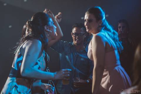 Grande Ville Vuffet, vestido de noiva romantico, vestido de noiva de renda, noiva de renda, casamento rustico, casamento na cidade, casamento romantico, oficializar a união, casamento com filhos, noivo terno azul, terno azul, noivos, festa de casamento'