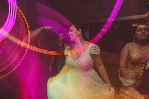 Grande Ville Vuffet, vestido de noiva romantico, vestido de noiva de renda, noiva de renda, casamento rustico, casamento na cidade, casamento romantico, oficializar a união, casamento com filhos, noivo terno azul, terno azul, noivos, festa de casamento'