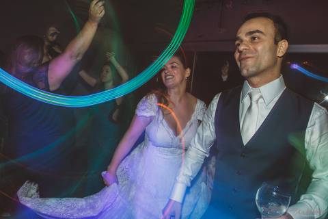 Grande Ville Vuffet, vestido de noiva romantico, vestido de noiva de renda, noiva de renda, casamento rustico, casamento na cidade, casamento romantico, oficializar a união, casamento com filhos, noivo terno azul, terno azul, noivos, festa de casamento'