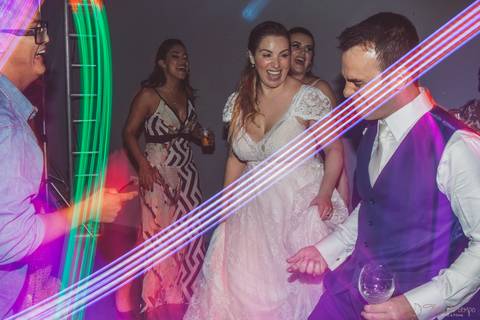 Grande Ville Vuffet, vestido de noiva romantico, vestido de noiva de renda, noiva de renda, casamento rustico, casamento na cidade, casamento romantico, oficializar a união, casamento com filhos, noivo terno azul, terno azul, noivos, festa de casamento'