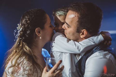 Grande Ville Vuffet, vestido de noiva romantico, vestido de noiva de renda, noiva de renda, casamento rustico, casamento na cidade, casamento romantico, oficializar a união, casamento com filhos, noivo terno azul, terno azul, noivos, festa de casamento'