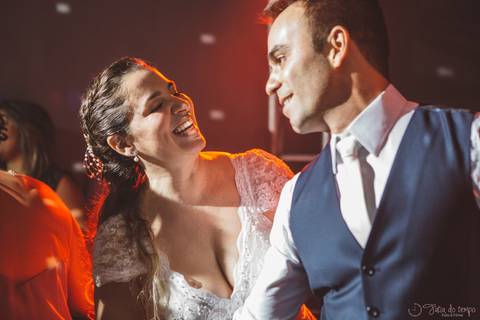 Grande Ville Vuffet, vestido de noiva romantico, vestido de noiva de renda, noiva de renda, casamento rustico, casamento na cidade, casamento romantico, oficializar a união, casamento com filhos, noivo terno azul, terno azul, noivos, festa de casamento'