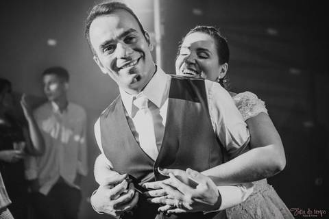 Grande Ville Vuffet, vestido de noiva romantico, vestido de noiva de renda, noiva de renda, casamento rustico, casamento na cidade, casamento romantico, oficializar a união, casamento com filhos, noivo terno azul, terno azul, noivos, festa de casamento'