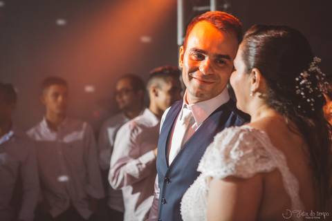 Grande Ville Vuffet, vestido de noiva romantico, vestido de noiva de renda, noiva de renda, casamento rustico, casamento na cidade, casamento romantico, oficializar a união, casamento com filhos, noivo terno azul, terno azul, noivos, festa de casamento'