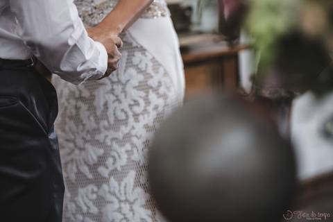 Mini wedding, mini casamento, casamento intimista, casamento intimo, casamento pequeno, casamento rustico, cozinha de autor, noivo, noivo de suspensorio, noivo de gravata borboleta, noiva chique, noiva de longo, noiva cantando'