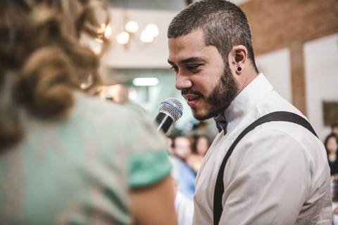 Mini wedding, mini casamento, casamento intimista, casamento intimo, casamento pequeno, casamento rustico, cozinha de autor, noivo, noivo de suspensorio, noivo de gravata borboleta, noiva chique, noiva de longo, noiva cantando'