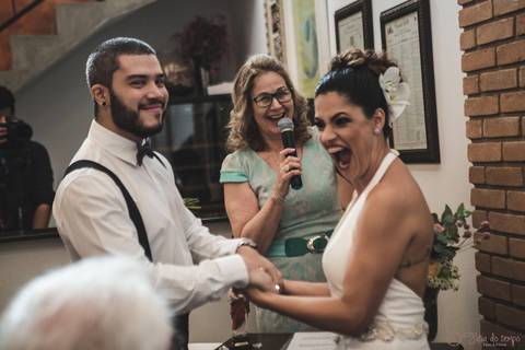 Mini wedding, mini casamento, casamento intimista, casamento intimo, casamento pequeno, casamento rustico, cozinha de autor, noivo, noivo de suspensorio, noivo de gravata borboleta, noiva chique, noiva de longo, noiva cantando'