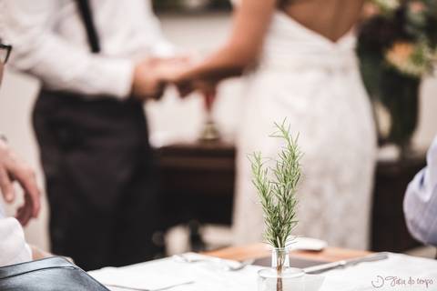 Mini wedding, mini casamento, casamento intimista, casamento intimo, casamento pequeno, casamento rustico, cozinha de autor, noivo, noivo de suspensorio, noivo de gravata borboleta, noiva chique, noiva de longo, noiva cantando'