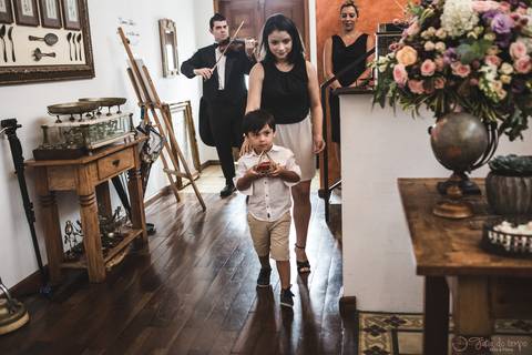 Mini wedding, mini casamento, casamento intimista, casamento intimo, casamento pequeno, casamento rustico, cozinha de autor, noivo, noivo de suspensorio, noivo de gravata borboleta, noiva chique, noiva de longo, noiva cantando'