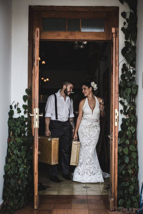 Mini wedding, mini casamento, casamento intimista, casamento intimo, casamento pequeno, casamento rustico, cozinha de autor, noivo, noivo de suspensorio, noivo de gravata borboleta, noiva chique, noiva de longo, noiva cantando'