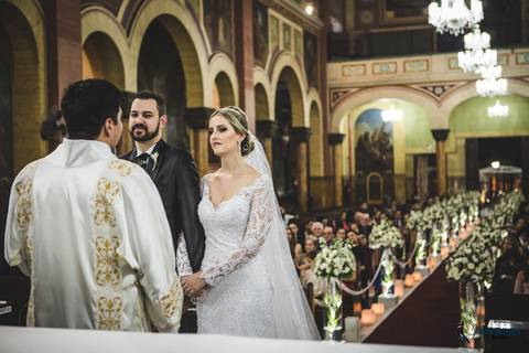 igreja matriz, igreja sagrada familia, casamento na igreja, noiva chique, noica classica, noivo, casamento na igreja, decoração da igreja, vestida para casar, vestido de noiva, buffet allegro, allegro buffet'