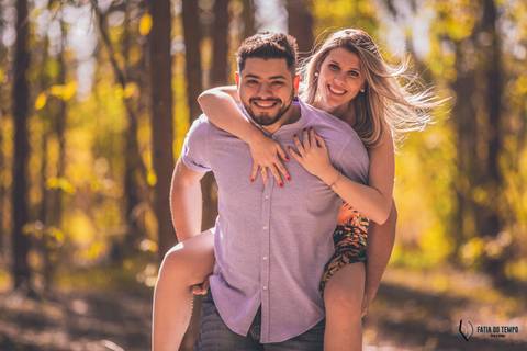 Campo de eucaliptos, ensaio em holambra, pre casamento em holambra, campo de girassol, girassol, casal no campo de girassol, fotos no campo de girassol, holambra, ensaio pre casamento girassol, foto campo de eucaliptos'