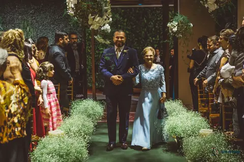 Napoelao Buffet, Buffet Napoleão, casamento no napoleao, casamento rustico, casamento no buffet, cerimonialista de casamento, noivo, noivo entrando, noivo com a mãe, entrada do noivo, noivo de terno azul'