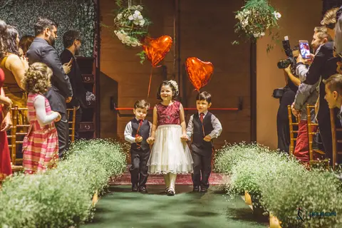 Napoelao Buffet, Buffet Napoleão, casamento no napoleao, casamento rustico, casamento no buffet, cerimonialista de casamento, crianças no casamento, entrada das crianças, crianças com balão'