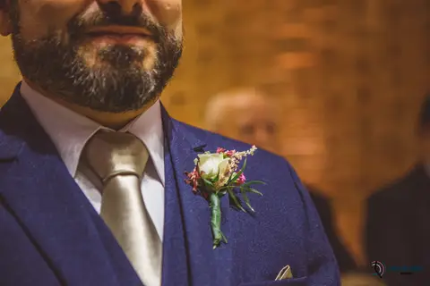 Napoelao Buffet, Buffet Napoleão, casamento no napoleao, casamento rustico, casamento no buffet, cerimonialista de casamento, noivo, noivo entrando, noivo com a mãe, entrada do noivo, noivo de terno azul'