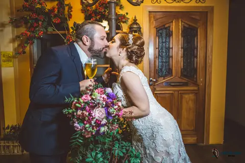 Napoelao Buffet, Buffet Napoleão, casamento no napoleao, casamento rustico, casamento no buffet, cerimonialista de casamento,  noiva, buque de flores, buque desconstruido, noivo de terno azul, noiva conteporanea, casando no abc'